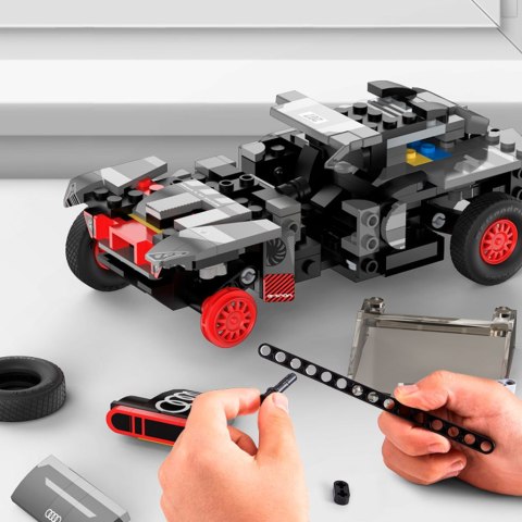 Samochód Rastar 10120 Audi RS Q e-tron 1:30 klocki 376el. Samochód Rastar 10120 Audi RS Q e-tron 1:30 klocki 376el.